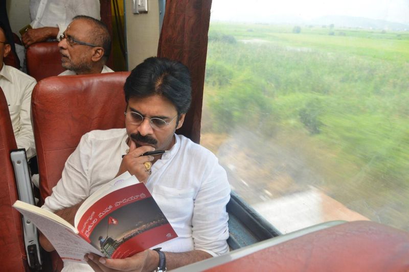 పవన్ కల్యాణ్ రైలు యాత్ర (ఫొటోలు)