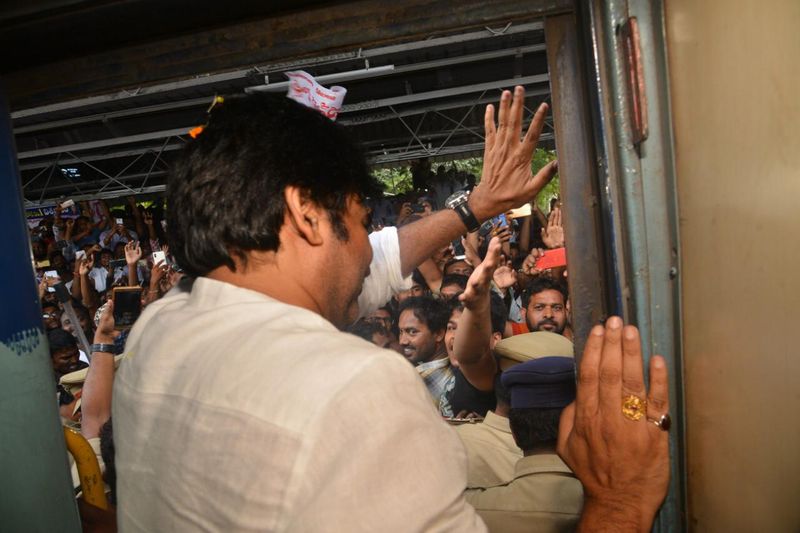 పవన్ కల్యాణ్ రైలు యాత్ర (ఫొటోలు)