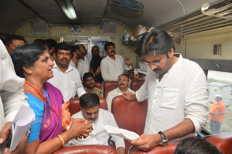 పవన్ కల్యాణ్ రైలు యాత్ర (ఫొటోలు)