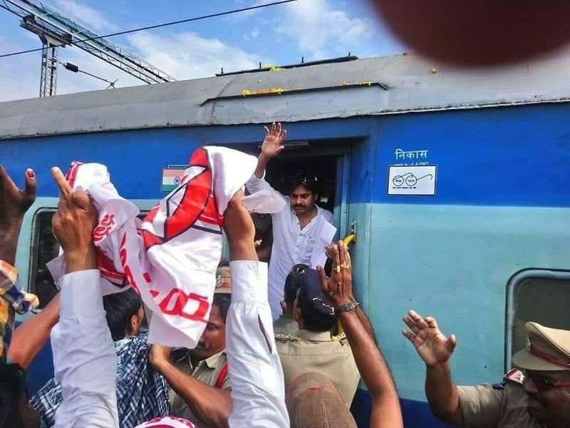 పవన్ కల్యాణ్ రైలు యాత్ర (ఫొటోలు)