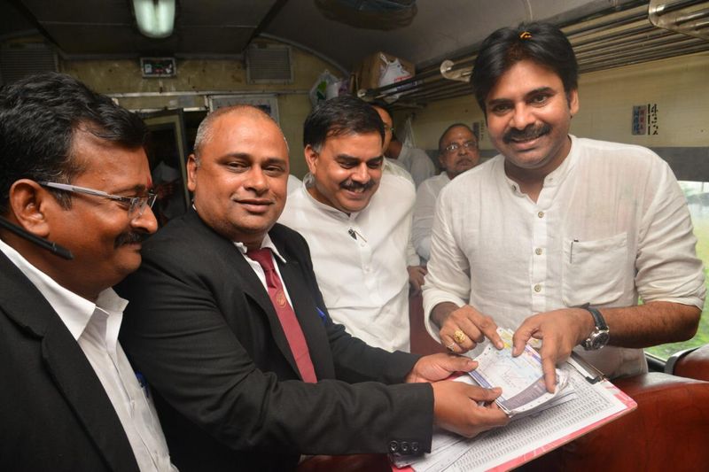 పవన్ కల్యాణ్ రైలు యాత్ర (ఫొటోలు)