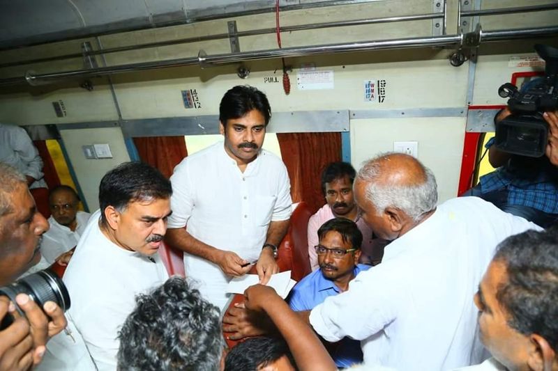 పవన్ కల్యాణ్ రైలు యాత్ర (ఫొటోలు)