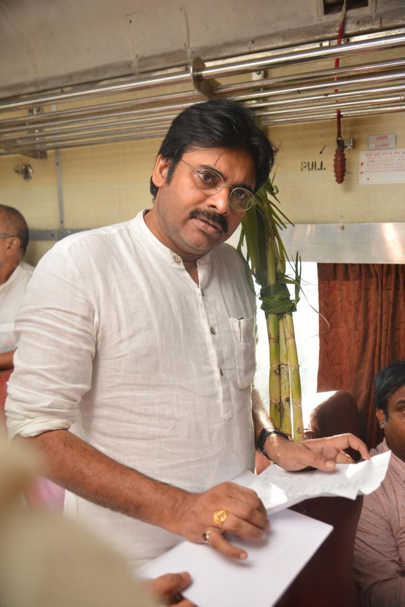 పవన్ కల్యాణ్ రైలు యాత్ర (ఫొటోలు)