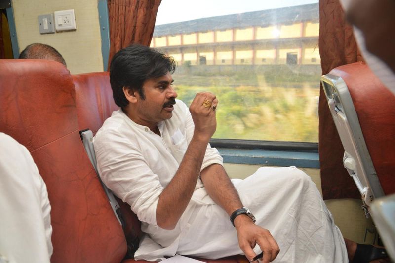 పవన్ కల్యాణ్ రైలు యాత్ర (ఫొటోలు)