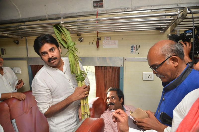 పవన్ కల్యాణ్ రైలు యాత్ర (ఫొటోలు)
