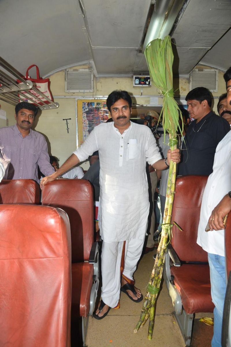 పవన్ కల్యాణ్ రైలు యాత్ర (ఫొటోలు)