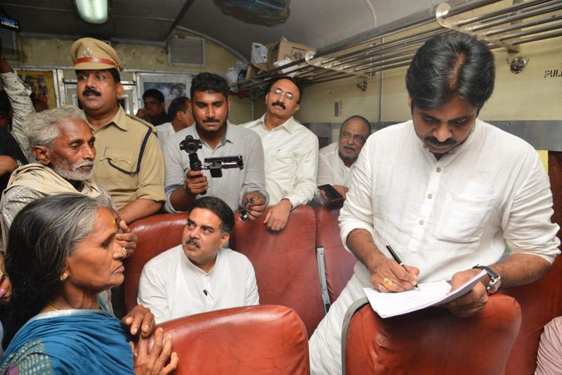 పవన్ కల్యాణ్ రైలు యాత్ర (ఫొటోలు)