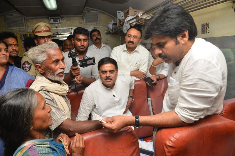 పవన్ కల్యాణ్ రైలు యాత్ర (ఫొటోలు)