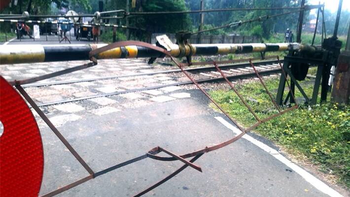 lorry hit railway gate in alappuzha lorry hit railway gate in alappuzha