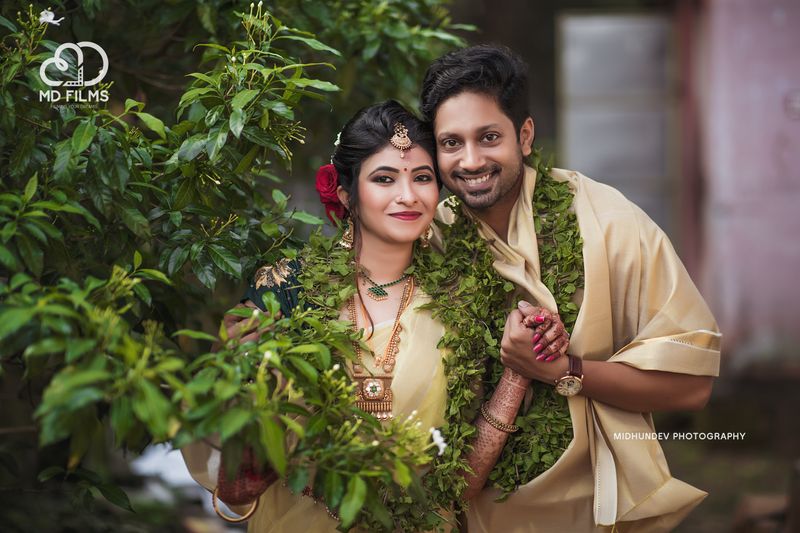 യുവനടന് രജിത് മേനോന് വിവാഹിതനായി. തൊടുപുഴ സ്വദേശിനി ശ്രുതി മോഹന്ദാസാണ് വധു. തൊടുപുഴ ശ്രീകൃഷ്ണസ്വാമി ക്ഷേത്രത്തില് വച്ചായിരുന്നു ഇരുവരുടെയും വിവാഹം. സിനിമാ-സീരിയല് രംഗത്തുള്ള താരത്തിന്റെ സുഹൃത്തുക്കളും അടുത്ത സുഹൃത്തുക്കളും മാത്രമാണ് വിവാഹത്തിൽ പങ്കെടുത്തത്. (photo courtesy: Midhundev Photography)