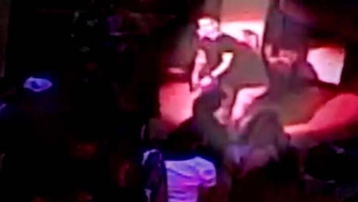 woman chokes out nightclub bouncer mistakenly thinking he touched her bottom woman chokes out nightclub bouncer mistakenly thinking he touched her bottom