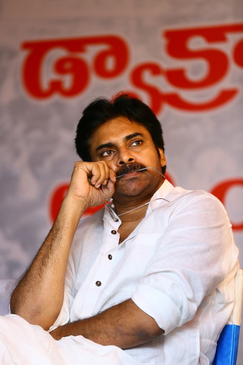 డ్వాక్రా మహిళలతో పవన్ కల్యాణ్ (ఫొటోలు)