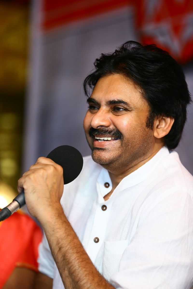 డ్వాక్రా మహిళలతో పవన్ కల్యాణ్ (ఫొటోలు)