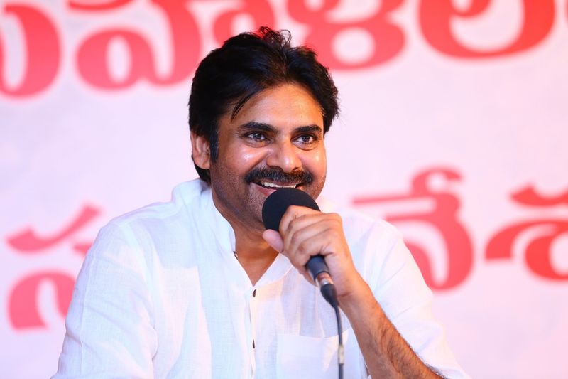 డ్వాక్రా మహిళలతో పవన్ కల్యాణ్ (ఫొటోలు)