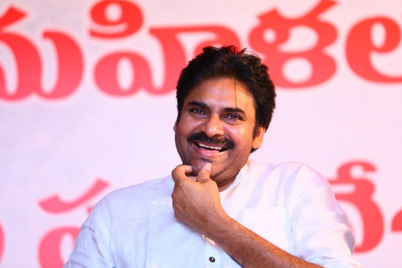 డ్వాక్రా మహిళలతో పవన్ కల్యాణ్ (ఫొటోలు)