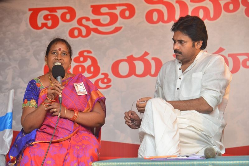 డ్వాక్రా మహిళలతో పవన్ కల్యాణ్ (ఫొటోలు)