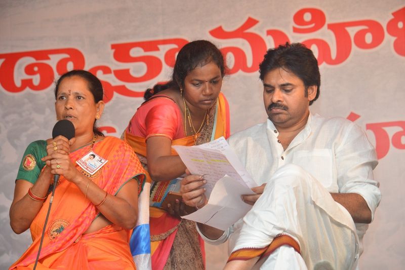 డ్వాక్రా మహిళలతో పవన్ కల్యాణ్ (ఫొటోలు)