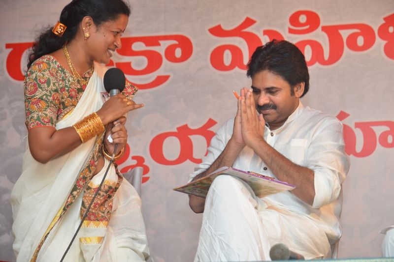 డ్వాక్రా మహిళలతో పవన్ కల్యాణ్ (ఫొటోలు)