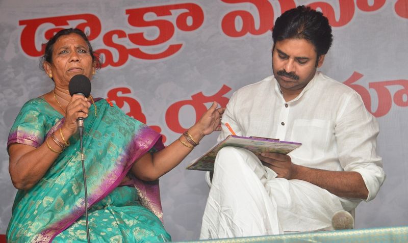 డ్వాక్రా మహిళలతో పవన్ కల్యాణ్ (ఫొటోలు)