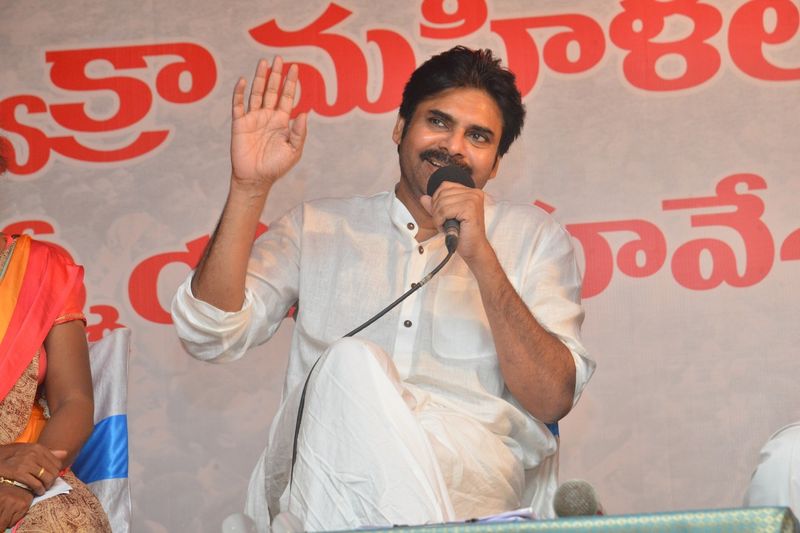 డ్వాక్రా మహిళలతో పవన్ కల్యాణ్ (ఫొటోలు)