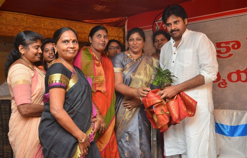 డ్వాక్రా మహిళలతో పవన్ కల్యాణ్ (ఫొటోలు)