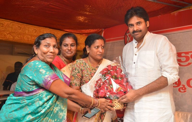 డ్వాక్రా మహిళలతో పవన్ కల్యాణ్ (ఫొటోలు)