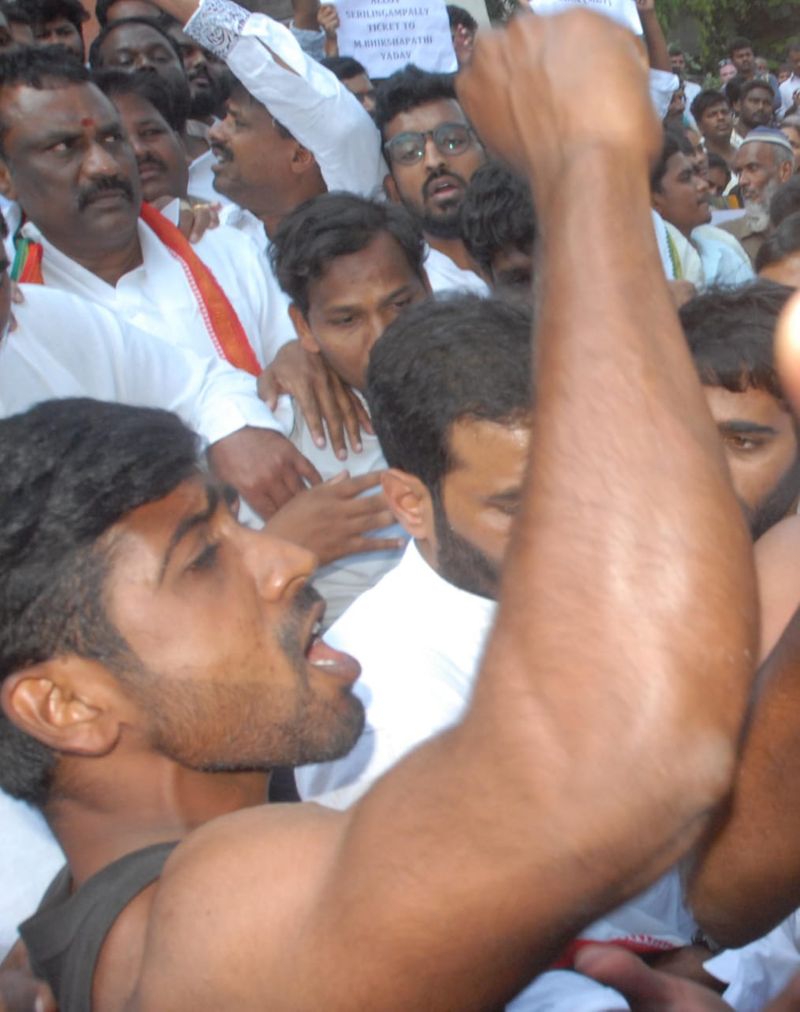 సీట్ల లొల్లి: గాంధీభవన్ వద్ద ఇద్దరు యువకుల ఆత్మహత్యాయత్నం ( ఫోటోలు)