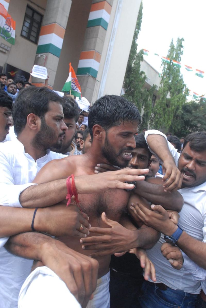 సీట్ల లొల్లి: గాంధీభవన్ వద్ద ఇద్దరు యువకుల ఆత్మహత్యాయత్నం ( ఫోటోలు)