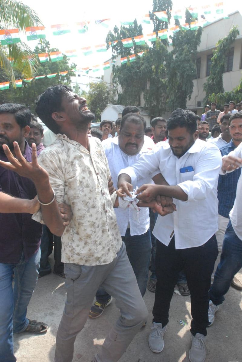సీట్ల లొల్లి: గాంధీభవన్ వద్ద ఇద్దరు యువకుల ఆత్మహత్యాయత్నం ( ఫోటోలు)