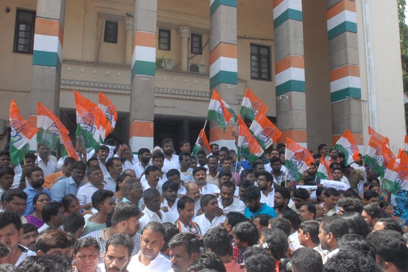 సీట్ల లొల్లి: గాంధీభవన్ వద్ద ఇద్దరు యువకుల ఆత్మహత్యాయత్నం ( ఫోటోలు)