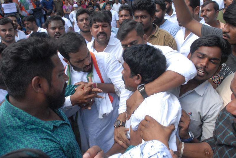 సీట్ల లొల్లి: గాంధీభవన్ వద్ద ఇద్దరు యువకుల ఆత్మహత్యాయత్నం ( ఫోటోలు)