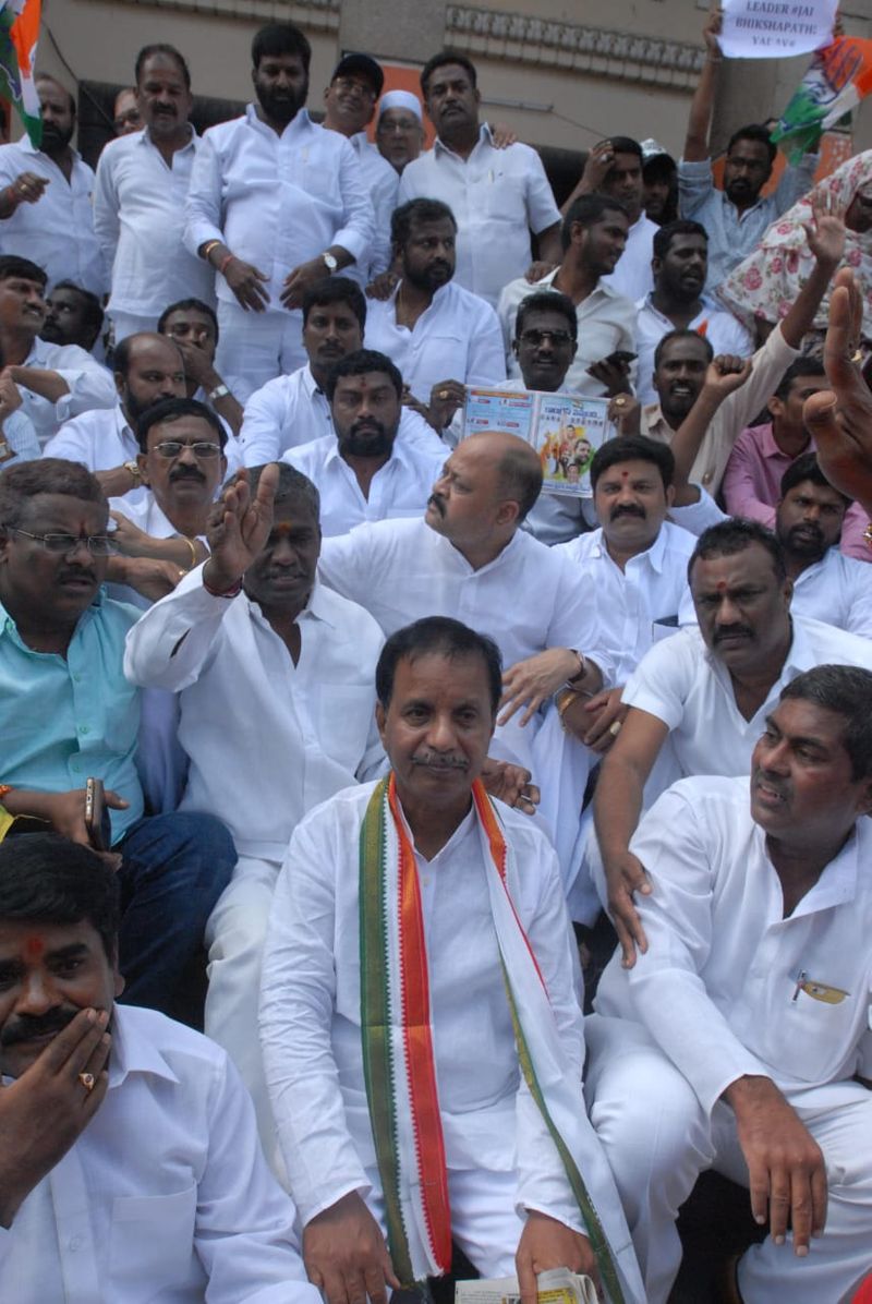 సీట్ల లొల్లి: గాంధీభవన్ వద్ద ఇద్దరు యువకుల ఆత్మహత్యాయత్నం ( ఫోటోలు)