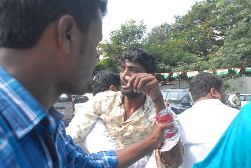 సీట్ల లొల్లి: గాంధీభవన్ వద్ద ఇద్దరు యువకుల ఆత్మహత్యాయత్నం ( ఫోటోలు)