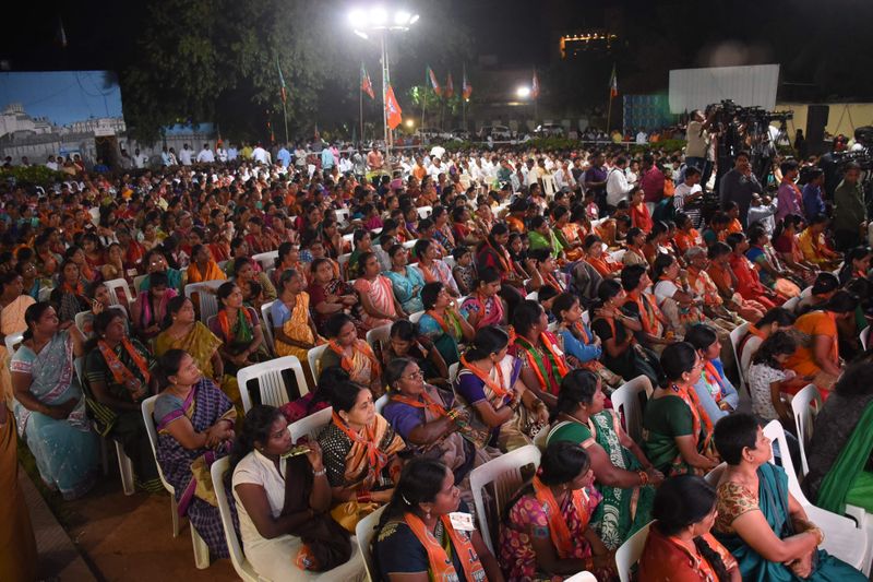 అంబర్పేట ఎన్నికల ప్రచారంలో పాల్గొన్న కేంద్రమంత్రి స్మృతీ ఇరానీ ( ఫోటోలు)