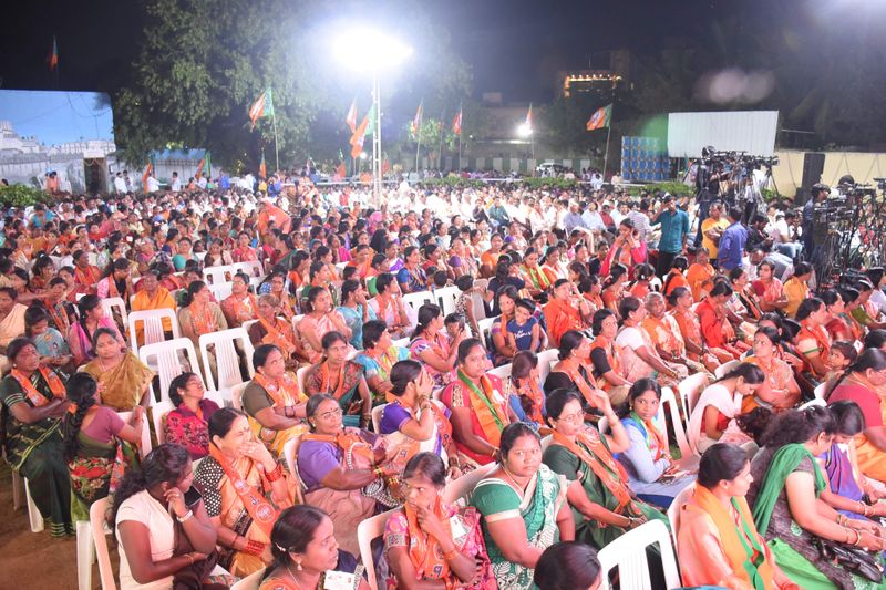 అంబర్పేట ఎన్నికల ప్రచారంలో పాల్గొన్న కేంద్రమంత్రి స్మృతీ ఇరానీ ( ఫోటోలు)