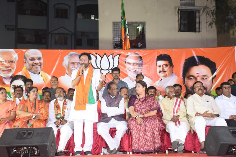 అంబర్పేట ఎన్నికల ప్రచారంలో పాల్గొన్న కేంద్రమంత్రి స్మృతీ ఇరానీ ( ఫోటోలు)