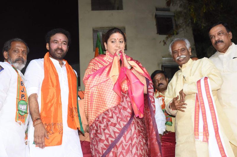 అంబర్పేట ఎన్నికల ప్రచారంలో పాల్గొన్న కేంద్రమంత్రి స్మృతీ ఇరానీ ( ఫోటోలు)
