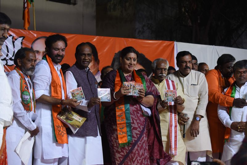అంబర్పేట ఎన్నికల ప్రచారంలో పాల్గొన్న కేంద్రమంత్రి స్మృతీ ఇరానీ ( ఫోటోలు)