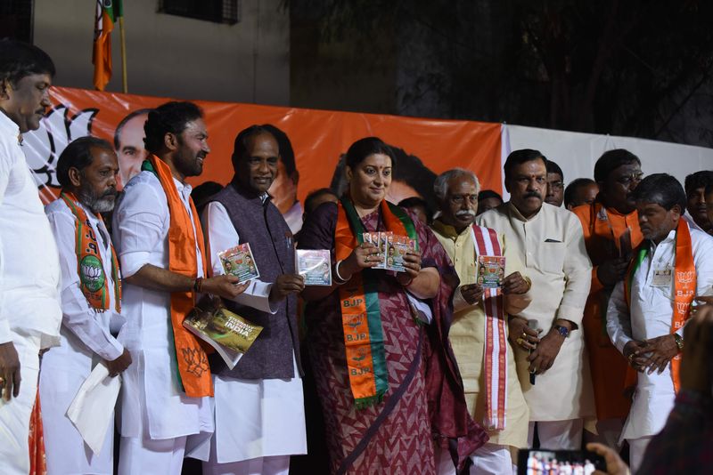 అంబర్పేట ఎన్నికల ప్రచారంలో పాల్గొన్న కేంద్రమంత్రి స్మృతీ ఇరానీ ( ఫోటోలు)