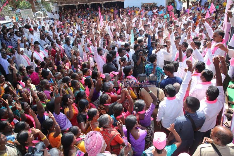 గజ్వెల్ నియోజకవర్గం కొల్గురు గ్రామాన్ని దత్తత తీసుకుంటానని ప్రకటించిన హరీష్ రావు