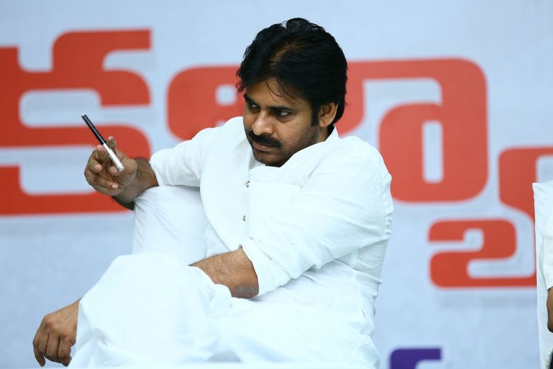 తూర్పు గోదావరి జిల్లాలో పారిశుధ్య కార్మికులతో పవన్ (ఫొటోలు)