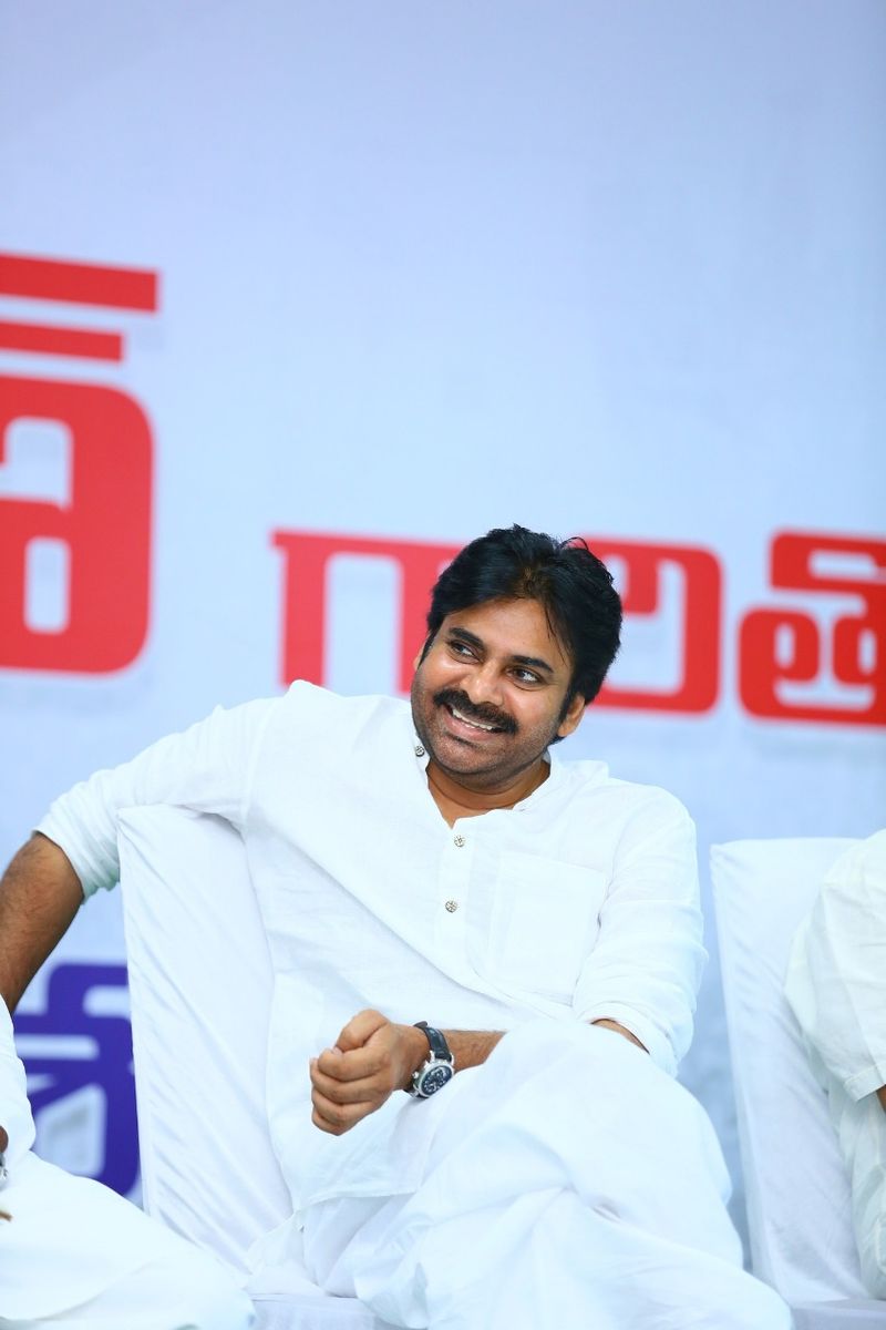 తూర్పు గోదావరి జిల్లాలో పారిశుధ్య కార్మికులతో పవన్ (ఫొటోలు)