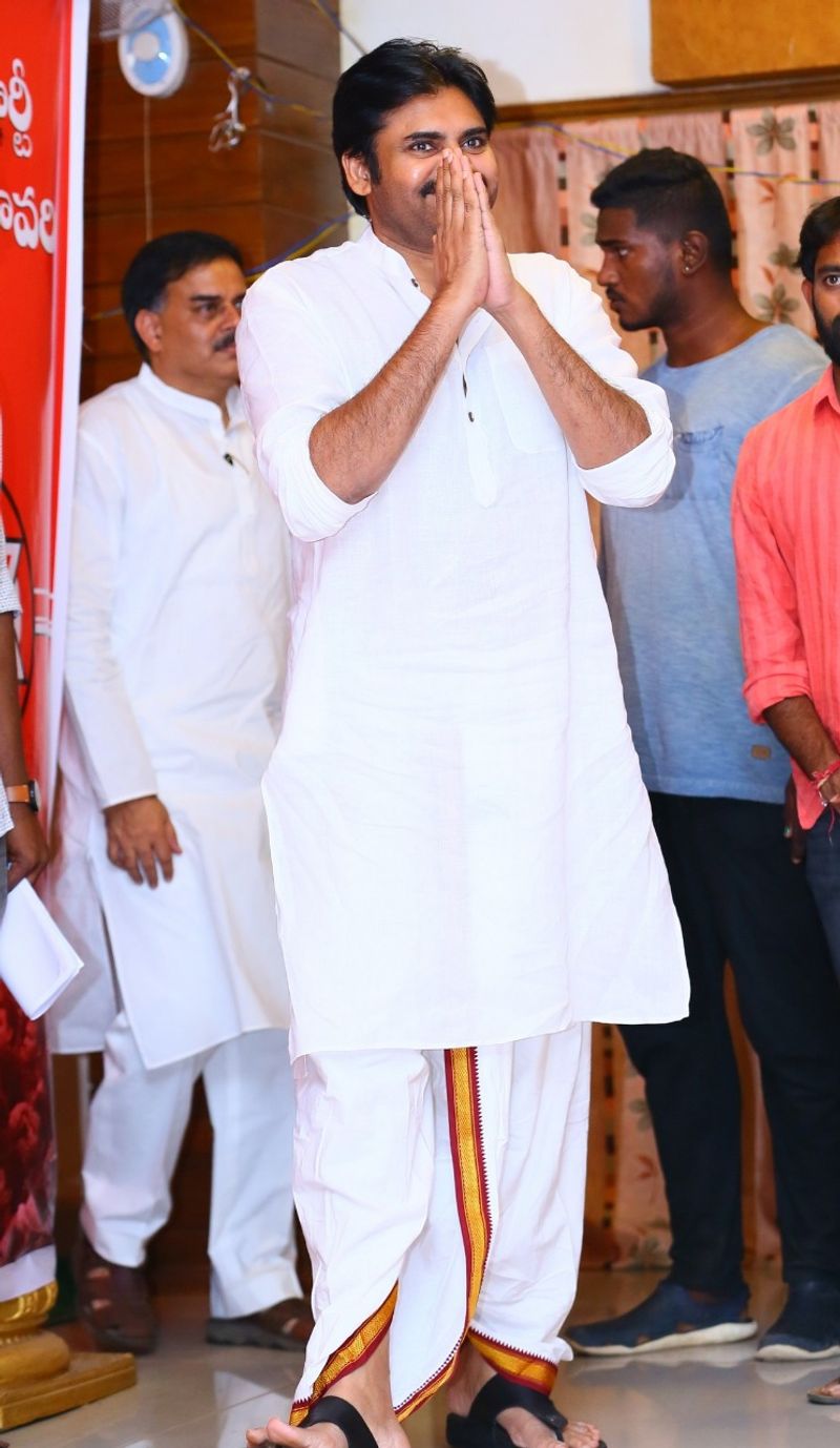 తూర్పు గోదావరి జిల్లాలో పారిశుధ్య కార్మికులతో పవన్ (ఫొటోలు)