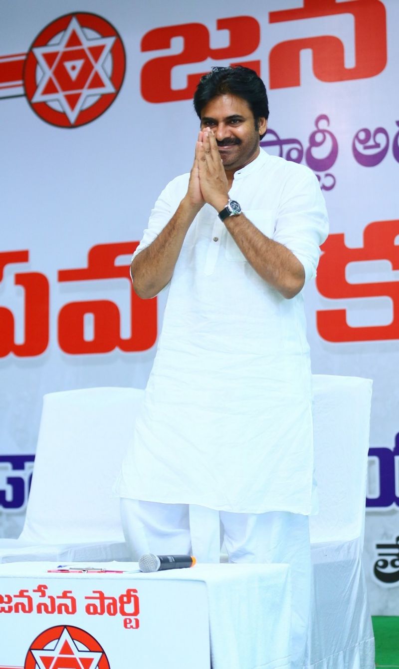 తూర్పు గోదావరి జిల్లాలో పారిశుధ్య కార్మికులతో పవన్ (ఫొటోలు)