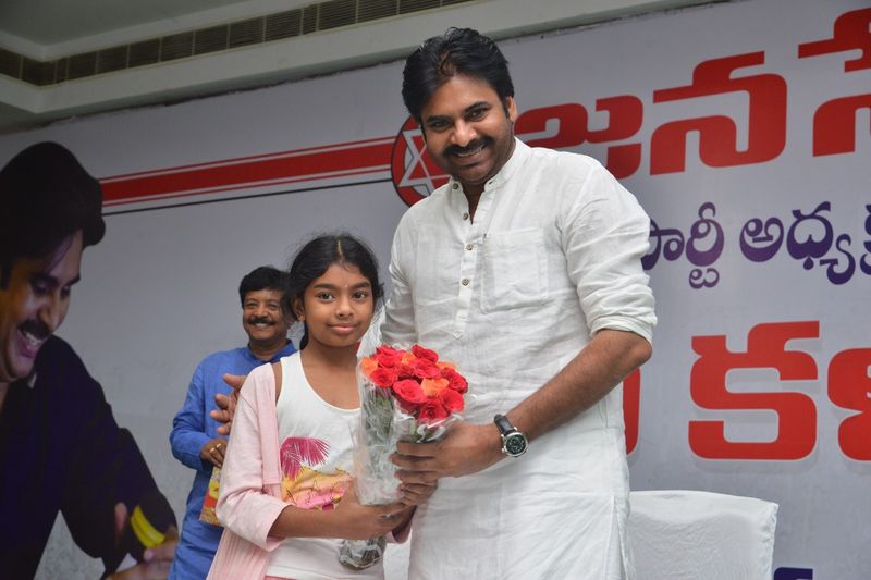 తూర్పు గోదావరి జిల్లాలో పారిశుధ్య కార్మికులతో పవన్ (ఫొటోలు)