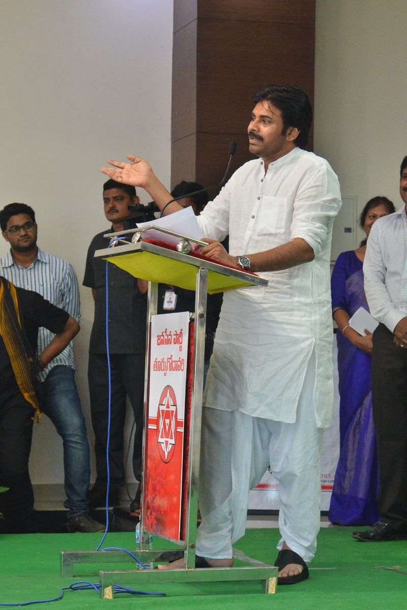 తూర్పు గోదావరి జిల్లాలో పారిశుధ్య కార్మికులతో పవన్ (ఫొటోలు)