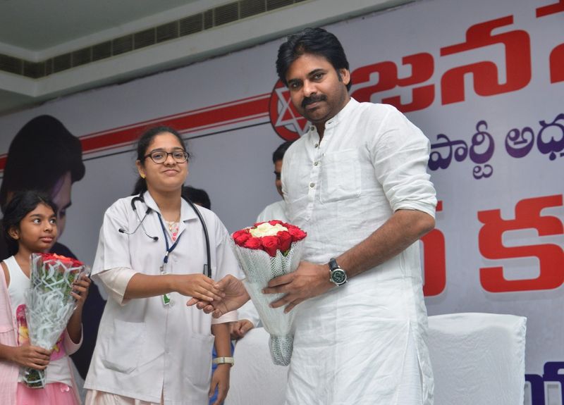 తూర్పు గోదావరి జిల్లాలో పారిశుధ్య కార్మికులతో పవన్ (ఫొటోలు)