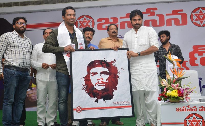తూర్పు గోదావరి జిల్లాలో పారిశుధ్య కార్మికులతో పవన్ (ఫొటోలు)
