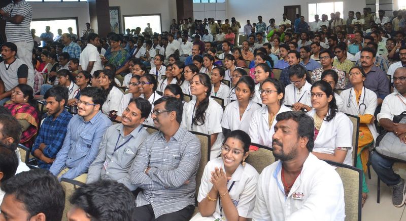తూర్పు గోదావరి జిల్లాలో పారిశుధ్య కార్మికులతో పవన్ (ఫొటోలు)