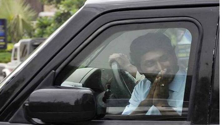 heavy traffic jam in eluru-vijayawada highway due to ysrcp garjana sabha heavy traffic jam in eluru-vijayawada highway due to ysrcp garjana sabha